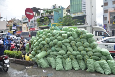Xe tải lật ngang cầu Nguyễn Văn Cừ gây kẹt xe trầm trọng