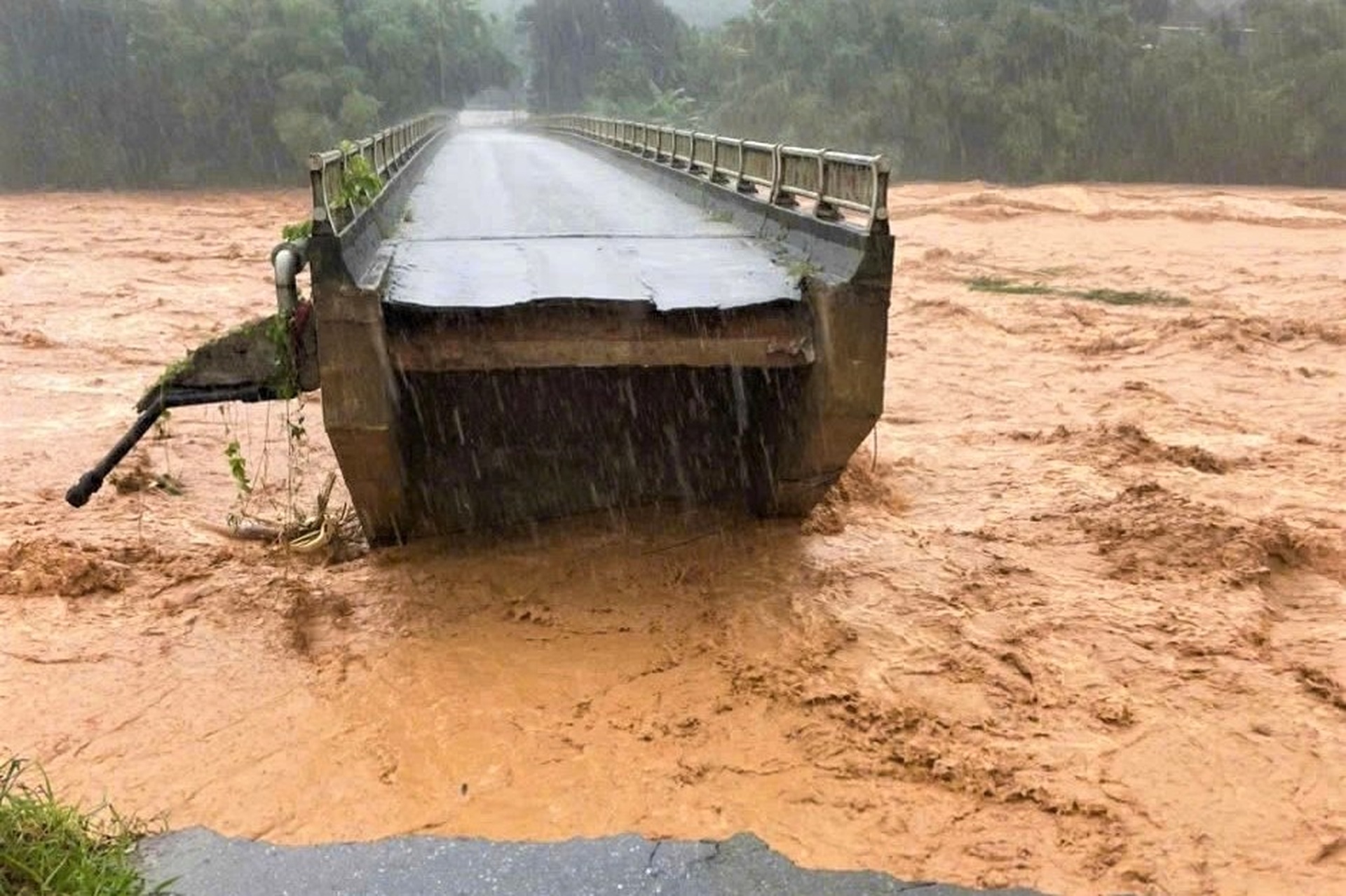 Lũ cuốn trôi cầu, nhấn chìm hàng trăm ngôi nhà ở miền Trung - 5