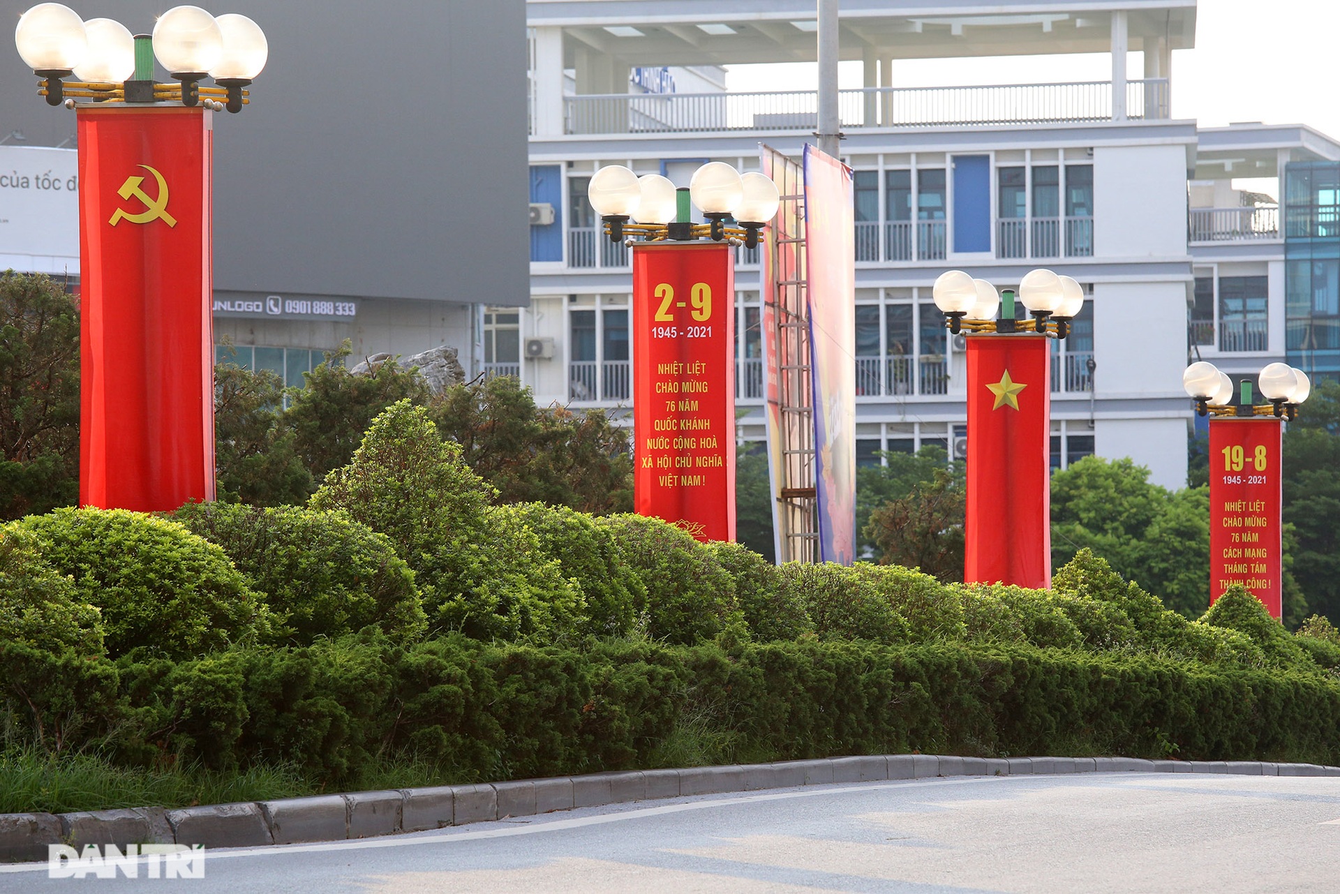Quốc kỳ đỏ rực dịp kỷ niệm 2/9 trong thời điểm giãn cách xã hội - 1 Quốc kỳ đỏ rực dịp kỷ niệm 2/9 trong thời điểm giãn cách xã hội - 1