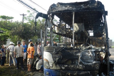 Xe giường nằm cháy trơ khung, 30 hành khách thoát chết