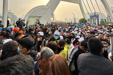 "Biển người" chờ đợi 5 tiếng, dùng... dép để giữ chỗ ở cửa khẩu Lào Cai