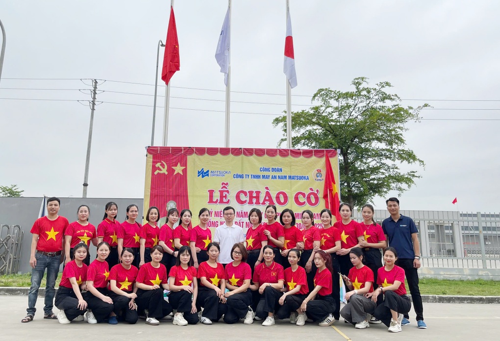 Xưởng sản xuất ngập tràn cờ Tổ quốc, hàng nghìn công nhân cùng hát quốc ca - 2 Xưởng sản xuất ngập tràn cờ Tổ quốc, hàng nghìn công nhân cùng hát quốc ca - 2