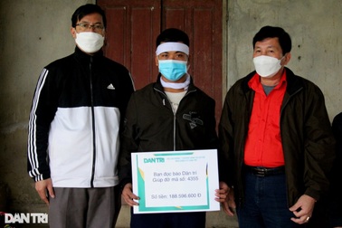 Hai đứa con thơ khóc òa xin mẹ đừng chết được giúp hơn 188 triệu đồng