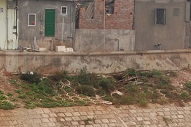 Vỡ ống nước ngầm, 5 nhà dân có nguy cơ sập đổ hoàn toàn 