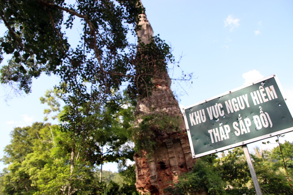 Một tháp cổ ở Nghệ An trước nguy cơ đổ sập, trở thành phế tích - 4 Một tháp cổ ở Nghệ An trước nguy cơ đổ sập, trở thành phế tích - 4
