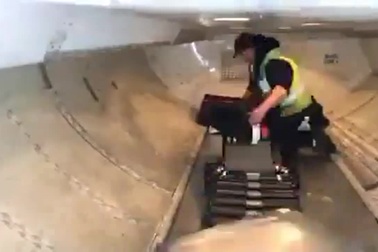 Bạn có biết hành lý ký gửi được sắp xếp lên máy bay như thế nào?