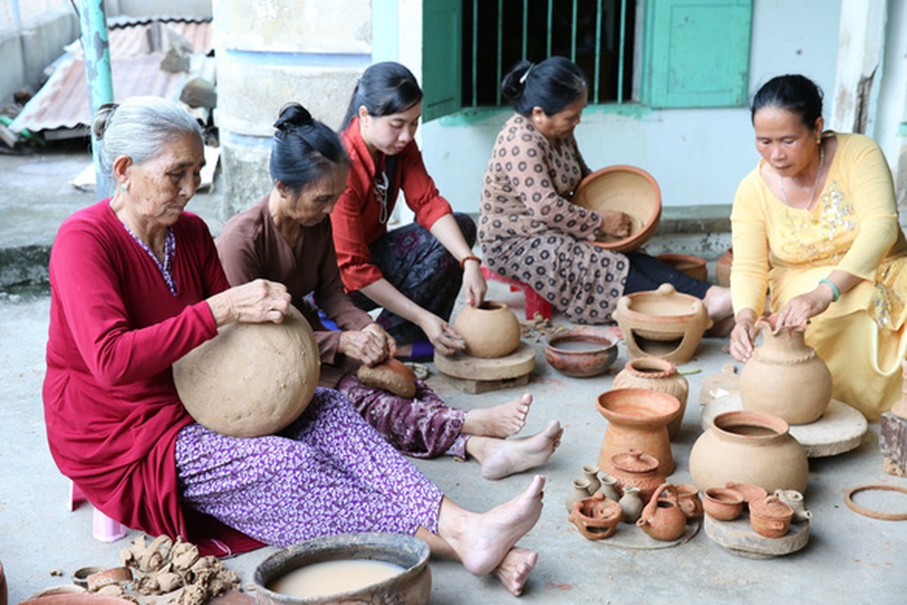 Nghệ thuật làm gốm của người Chăm là di sản văn hóa cần bảo vệ khẩn cấp - 1 Nghệ thuật làm gốm của người Chăm là di sản văn hóa cần bảo vệ khẩn cấp - 1