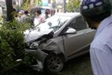 Mất lái, xe ô tô bay lên vỉa hè