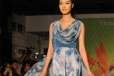 Thùy Dung, Vương Thu Phương khoe dáng