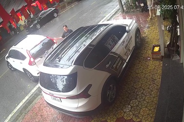 Cài nhầm số khi quay đầu, ô tô gây ra va chạm