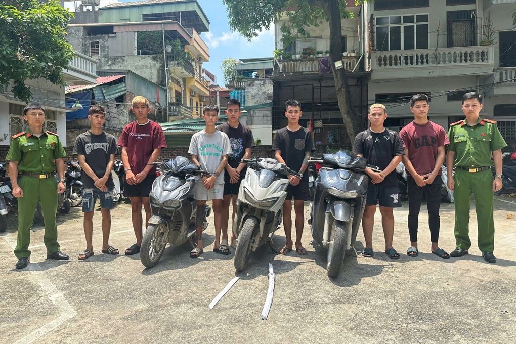 7 thanh niên mang kiếm đuổi chém người vô cớ ở Hà Nội - 1