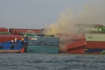 Nhiều container bất ngờ bốc cháy trên biển