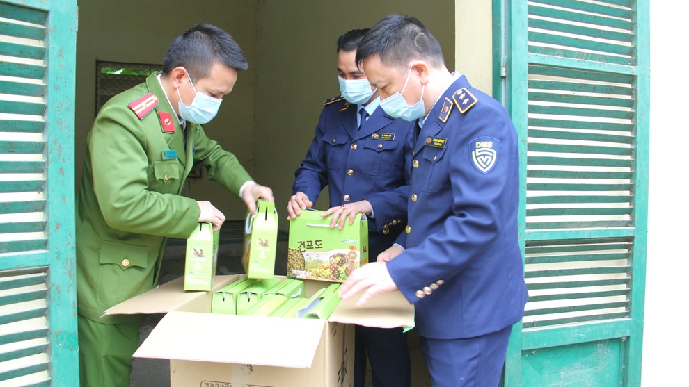 Phạt chủ hàng 50 triệu đồng vì buôn bán nho, táo khô không rõ xuất xứ - 1 Phạt chủ hàng 50 triệu đồng vì buôn bán nho, táo khô không rõ xuất xứ - 1