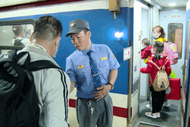 Chuyến tàu 0 đồng đưa hàng trăm công nhân làm việc ở TPHCM về quê đón Tết