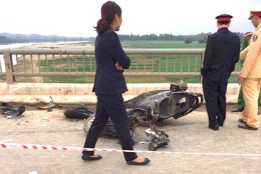 Vụ 3 người rơi khỏi cầu cao 15m: Thêm cháu bé 3 tuổi tử vong