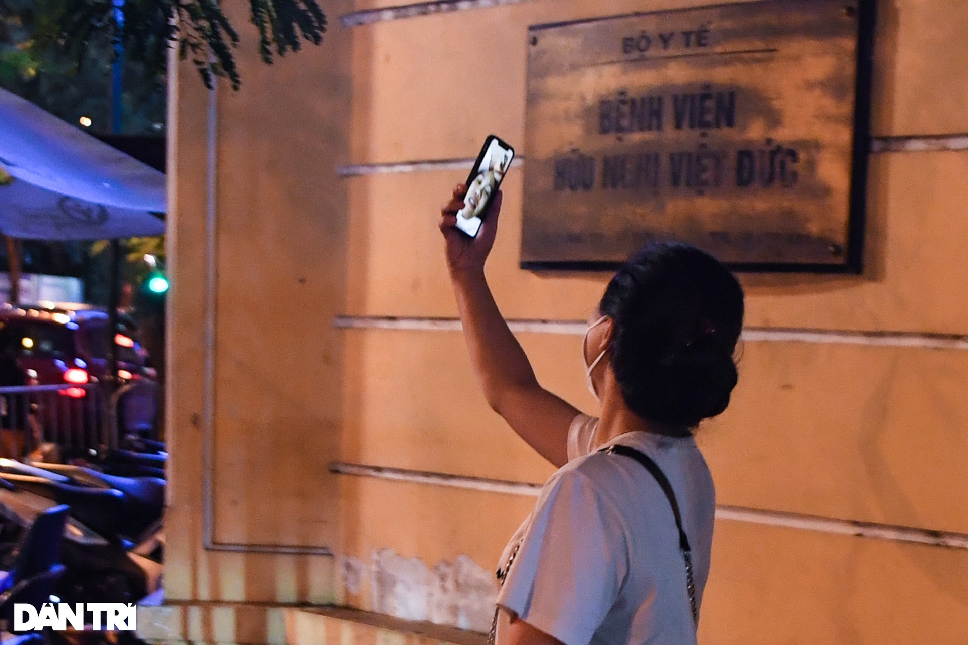 Người dân Hà Nội ra đường phất cờ giữa đêm mừng BV Việt Đức gỡ cách ly - 9 Người dân Hà Nội ra đường phất cờ giữa đêm mừng BV Việt Đức gỡ cách ly - 9