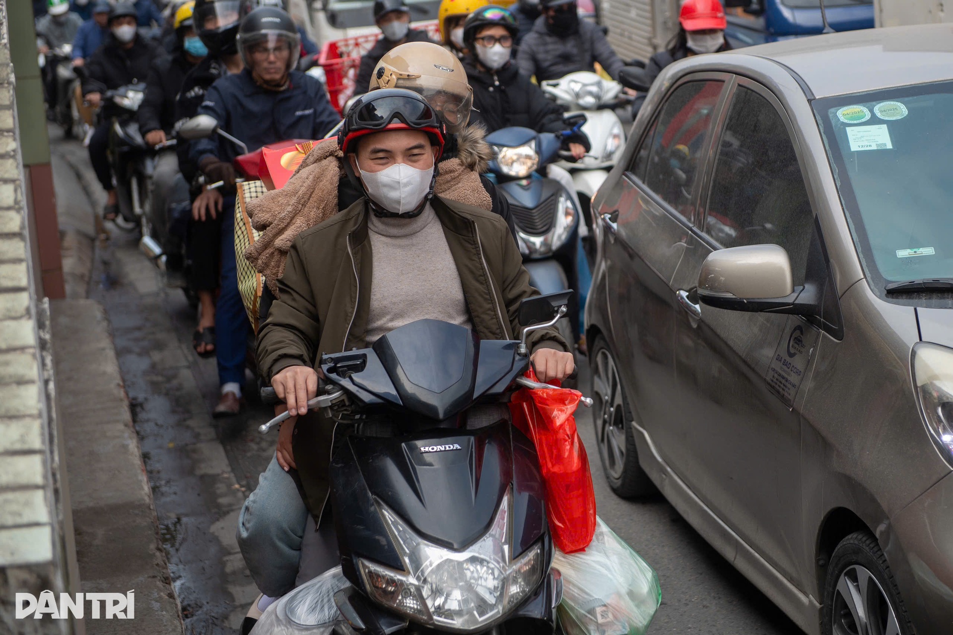 Người dân chật vật đi xe nhích từng mét rời Thủ đô về quê ăn Tết - 8