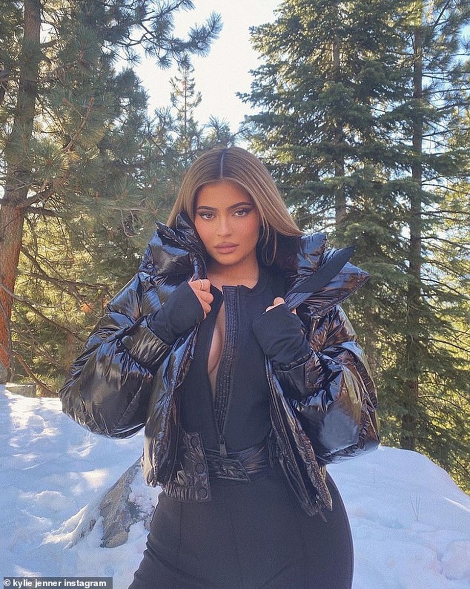 Gia đình Kardashian trang hoàng nhà cửa hoành tráng đón giáng sinh - 7 Gia đình Kardashian trang hoàng nhà cửa hoành tráng đón giáng sinh - 7