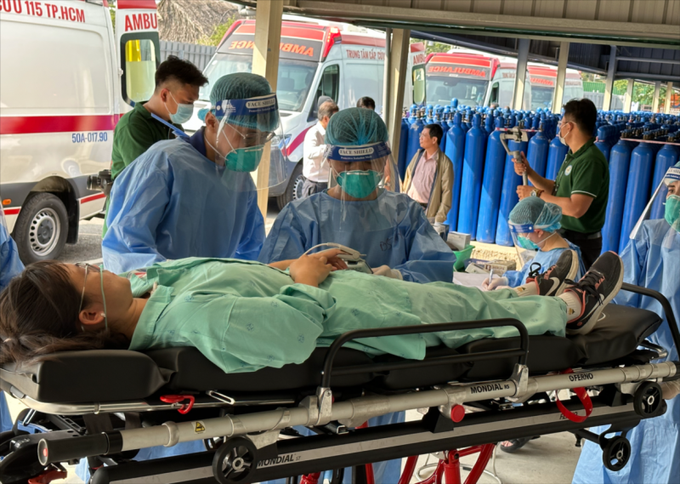Diễn tập tiếp nhận bệnh nhân mắc COVID-19 trong tình trạng nặng tại Bệnh viện dã chiến số 13 (lúc 14 giờ 30 ngày 16/01).