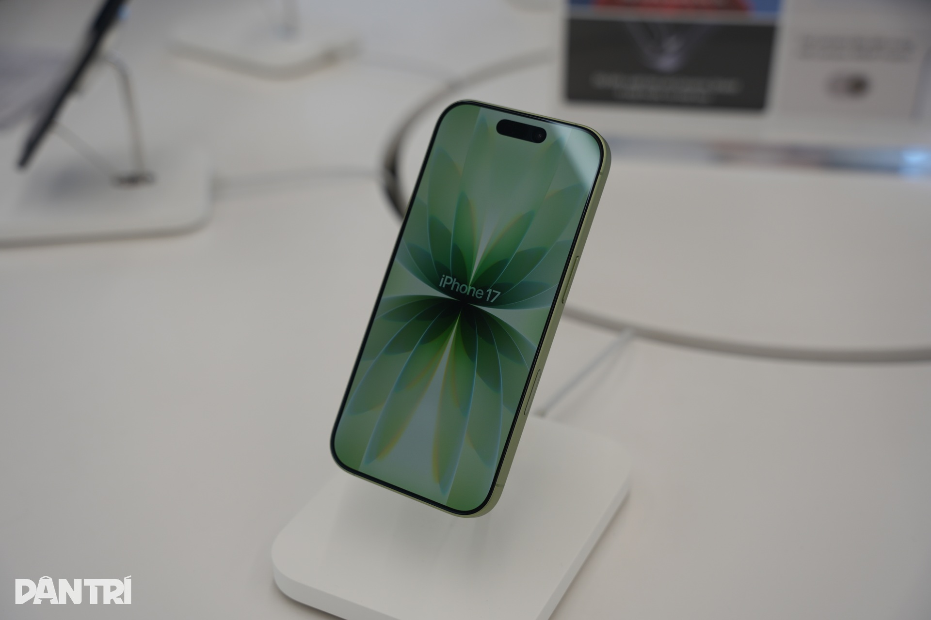 Tưởng nhiều người chê, iPhone cam vũ trụ cháy hàng trong ngày đầu mở bán - 9 Tưởng nhiều người chê, iPhone cam vũ trụ cháy hàng trong ngày đầu mở bán - 9
