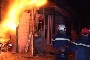 Đem 10 lít xăng phóng hỏa nhà em trai