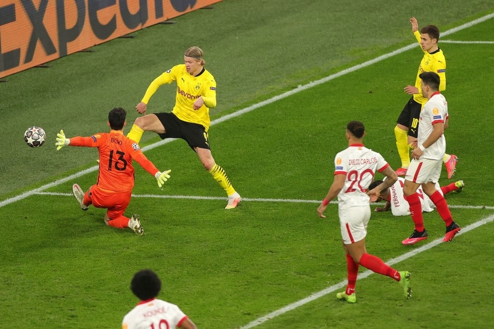 6 phút náo loạn ở trận cầu giữa Dortmund và Sevilla - 1 6 phút náo loạn ở trận cầu giữa Dortmund và Sevilla - 1