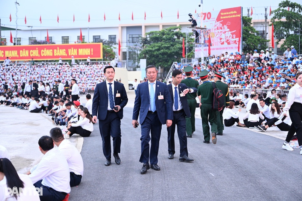 Hơn 300 cảnh vệ tham gia bảo vệ lễ kỷ niệm 70 năm chiến thắng Điện Biên Phủ - 1 Hơn 300 cảnh vệ tham gia bảo vệ lễ kỷ niệm 70 năm chiến thắng Điện Biên Phủ - 1