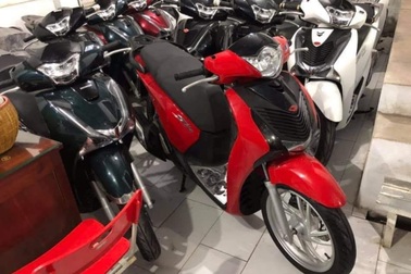 Xe máy cũ giá ngang ngửa ô tô, khách Việt chịu chi sắm chơi Tết