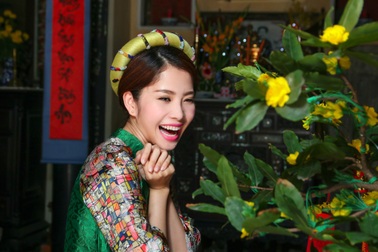 Hoa khôi Nam Em bất ngờ lấn sân ca hát