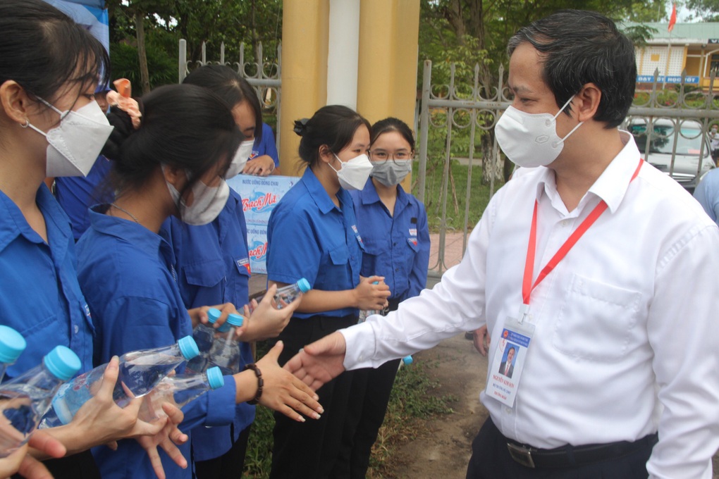 Bộ trưởng Nguyễn Kim Sơn thị sát thi tốt nghiệp THPT tại Huế - 1 Bộ trưởng Nguyễn Kim Sơn thị sát thi tốt nghiệp THPT tại Huế - 1