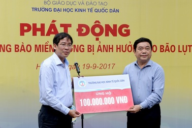 Trường ĐH Kinh tế quốc dân quyên góp ủng hộ đồng bào lũ lụt miền Trung