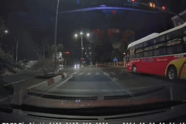 Xe khách vượt đèn đỏ, rẽ bất ngờ ở ngã tư gây bức xúc dư luận