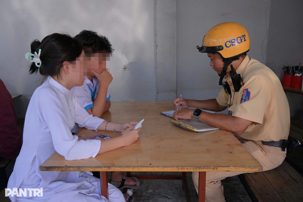 Xử phạt nhiều học sinh chạy xe không đội mũ bảo hiểm ở TPHCM - 2