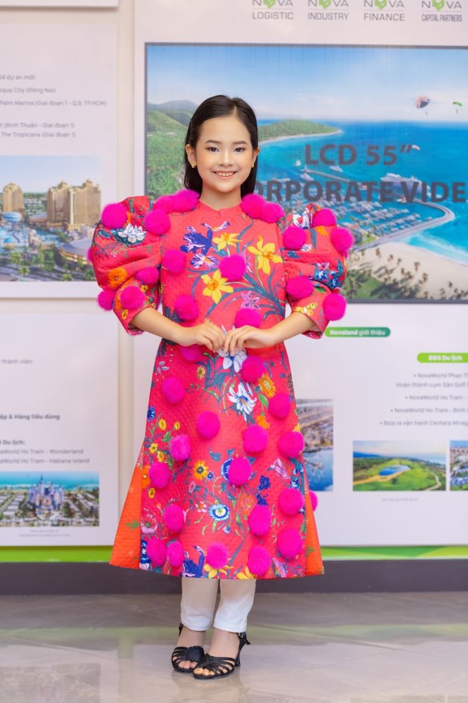 3. Chỉ mới 9 tuổi nhưng Quán quân ĐSAD TEVN đã tạo dáng vô cùng tự tin và thần thái trong thiết kế Áo dài của NTK David Minh Đức (6)