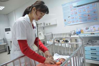 Thêm cháu bé 2 tháng tuổi tử vong vì sưởi than