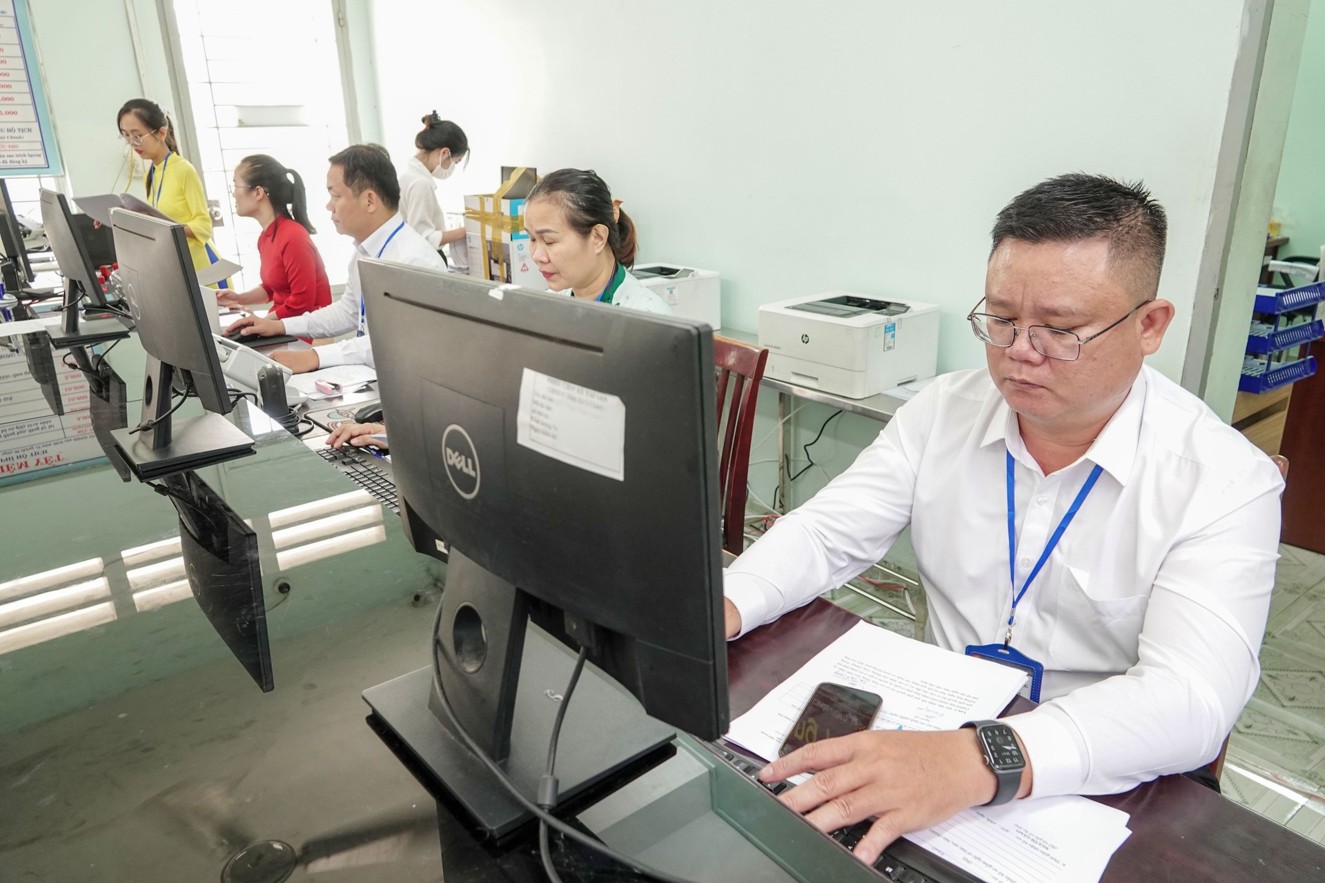 Chuyện những chuyến xe từ 4h, cán bộ công chức đi làm 100km mỗi ngày - 15 Chuyện những chuyến xe từ 4h, cán bộ công chức đi làm 100km mỗi ngày - 15