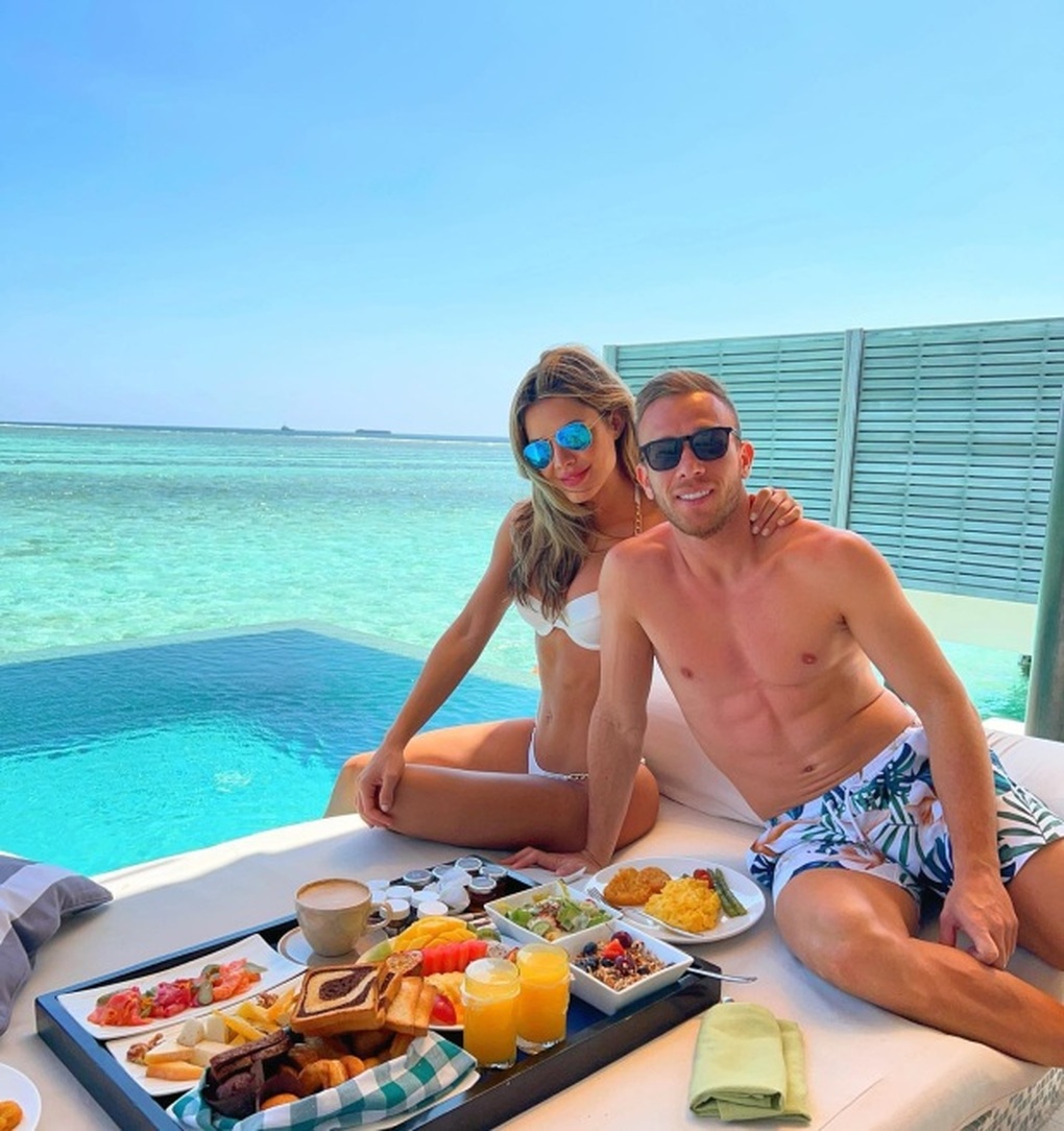 Người đẹp nóng bỏng, đam mê đánh bài, yêu say đắm tân binh Liverpool - 7