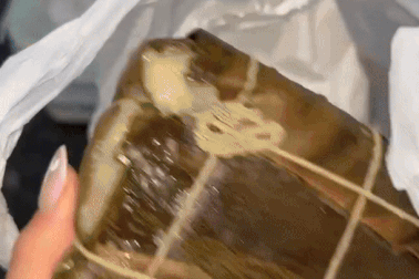 Ông lão người Việt đạp xe, bán hàng rong bánh khúc, bánh rán ở nước Anh