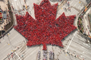 3.600 người xếp hình lá phong kỷ niệm 150 năm Quốc khánh Canada