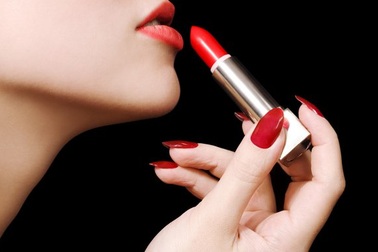 Một MC nhiễm chì vì thường xuyên tô son đậm