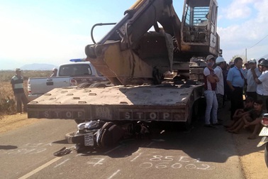 Phẫn nộ chứng kiến xe container đâm học sinh rồi lùi lại đâm tiếp