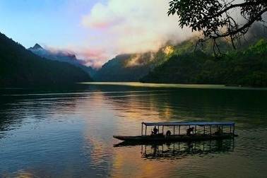 “Lẩn trốn thị thành”, thong dong trên thuyền độc mộc