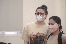 Người nhà bị cáo vụ cháy karaoke An Phú bật khóc sau khi nghe tòa tuyên án