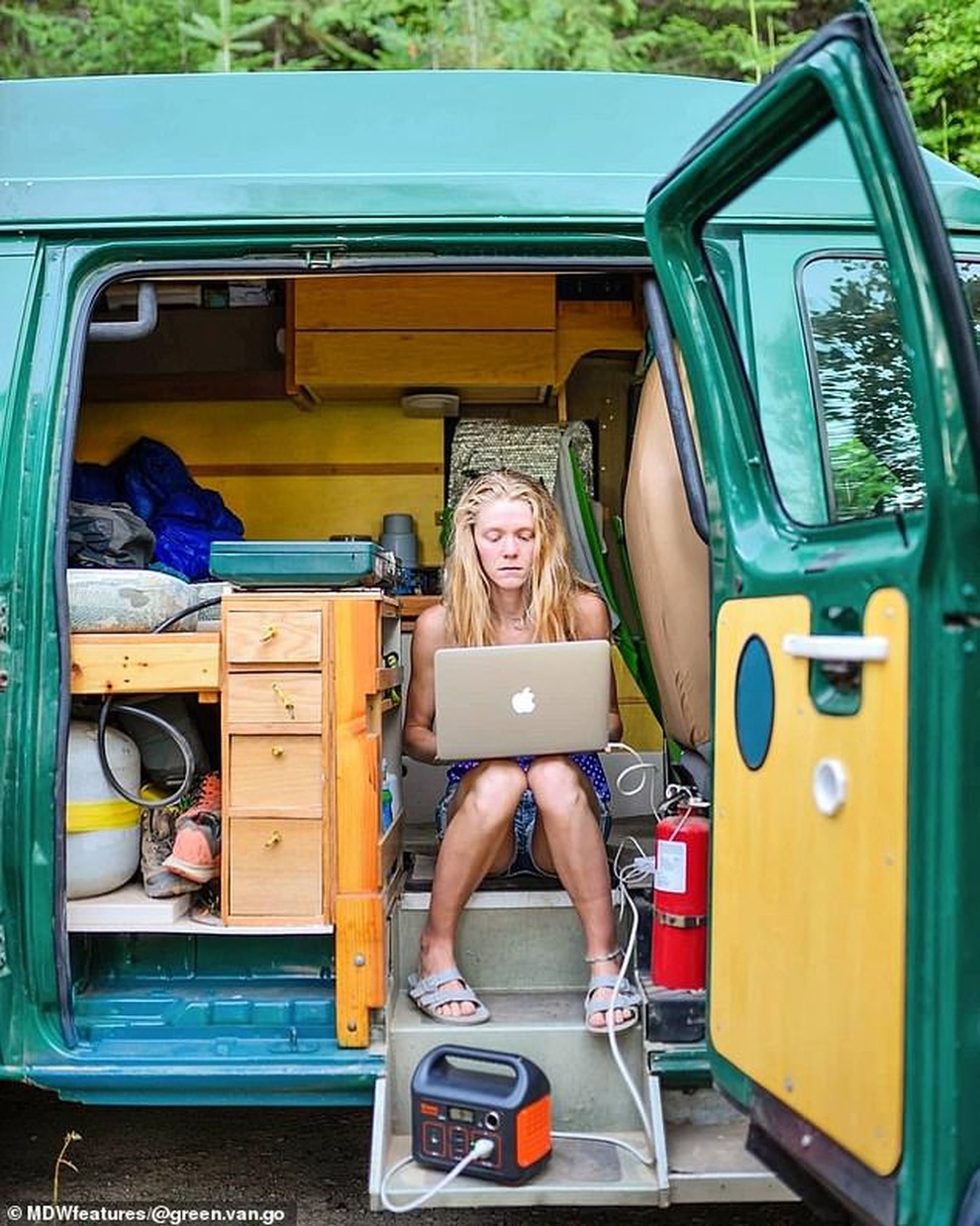 Áp lực, lo lắng vì công việc, cô gái biến xe thành nhà… để sống du mục - 4 Áp lực, lo lắng vì công việc, cô gái biến xe thành nhà… để sống du mục - 4
