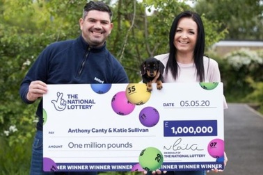 Cứu người thoát chết, người đàn ông trúng liền độc đắc 1 triệu bảng Anh