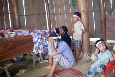 Hai anh em chết đuối dưới mương nước nhà máy gạch