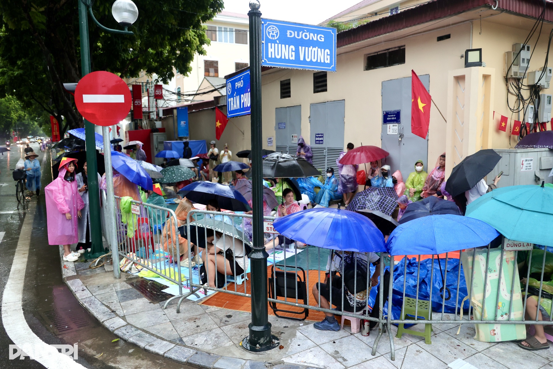 Đội ô, khoá ghế… ngồi kín vỉa hè từ đêm chờ xem sơ duyệt diễu binh - 1 Đội ô, khoá ghế… ngồi kín vỉa hè từ đêm chờ xem sơ duyệt diễu binh - 1