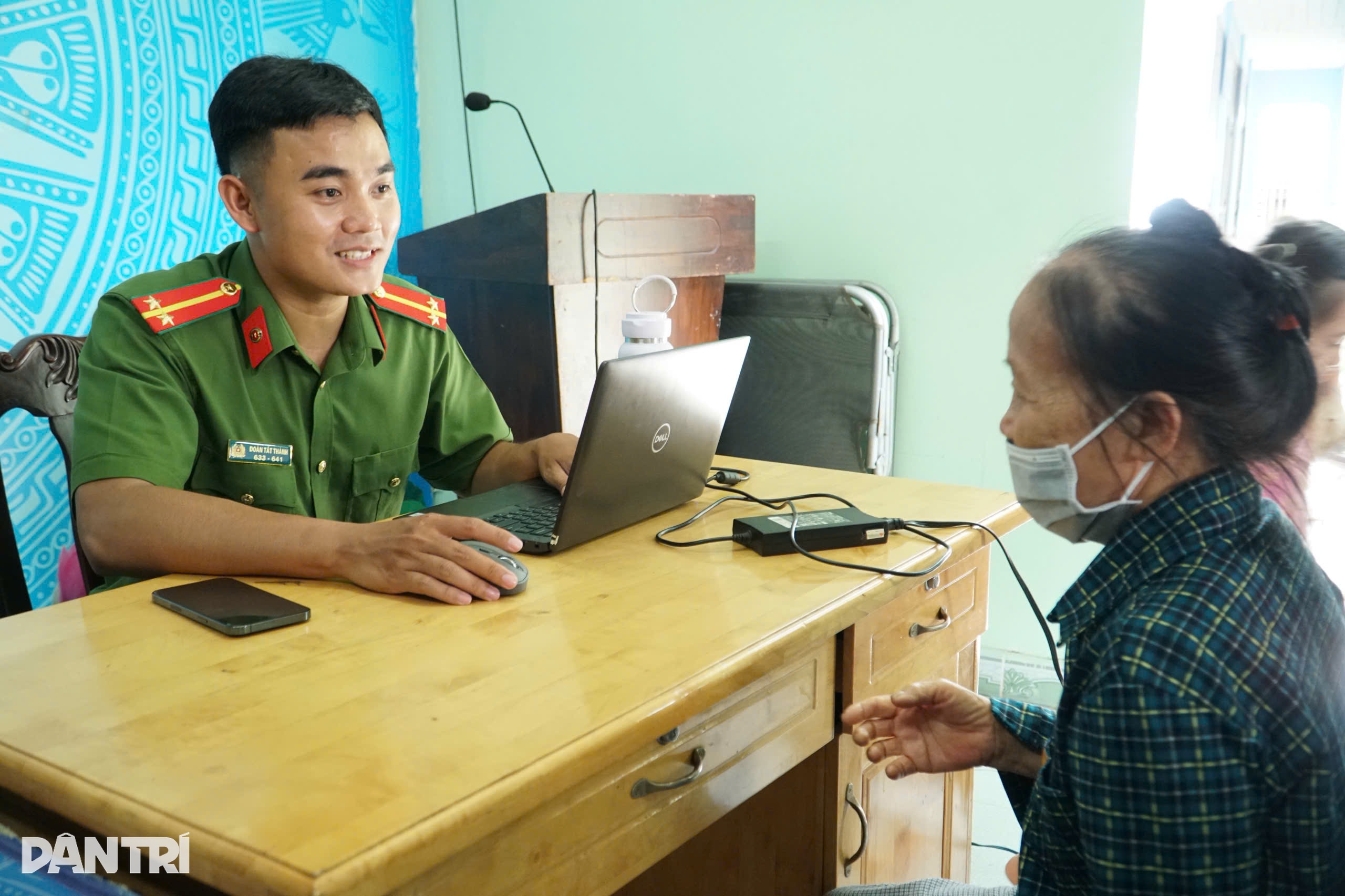 Bà con miền Nam nhận quà Tết Độc lập: Nhà mở tiệc, người giữ tiền kỷ niệm - 2 Bà con miền Nam nhận quà Tết Độc lập: Nhà mở tiệc, người giữ tiền kỷ niệm - 2