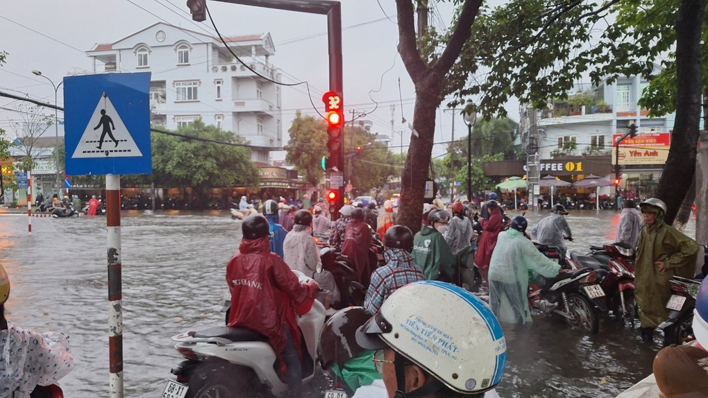Nhiều tuyến đường ở Kiên Giang thành sông sau mưa lớn - 2 Nhiều tuyến đường ở Kiên Giang thành sông sau mưa lớn - 2