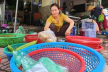 Tiểu thương bán 2 tạ thịt, rau khi người dân đổ xô tích trữ trước bão Yagi